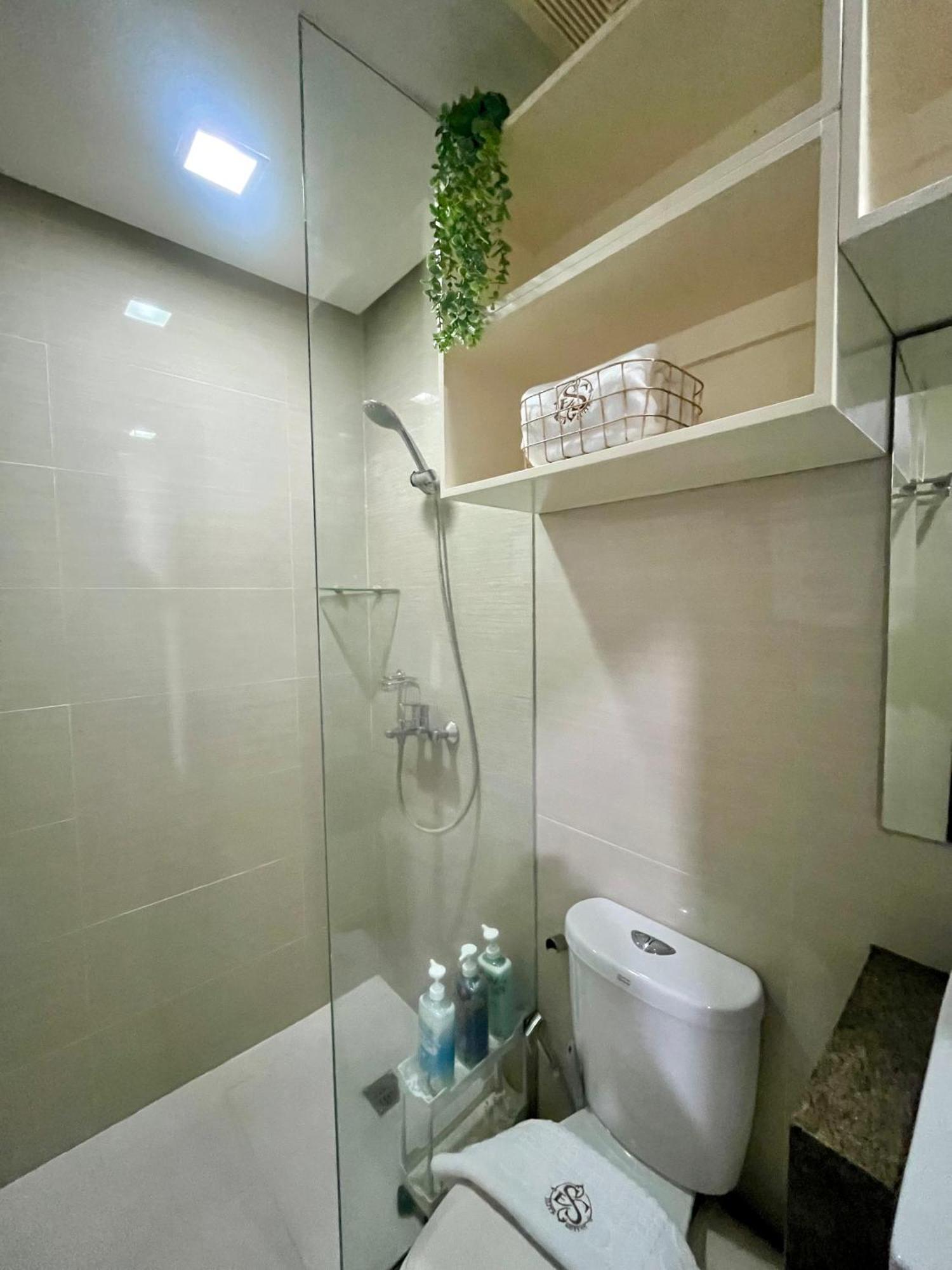 Greenbelt Hamilton Tower 1 San Pedro Makati Exterior foto