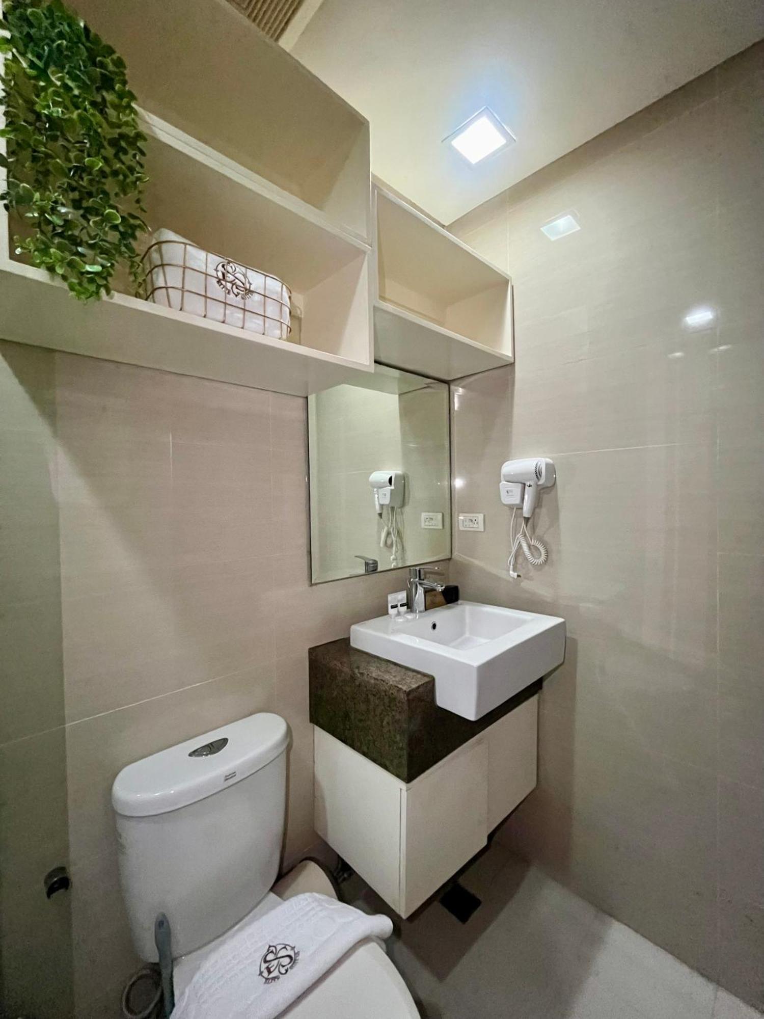 Greenbelt Hamilton Tower 1 San Pedro Makati Exterior foto