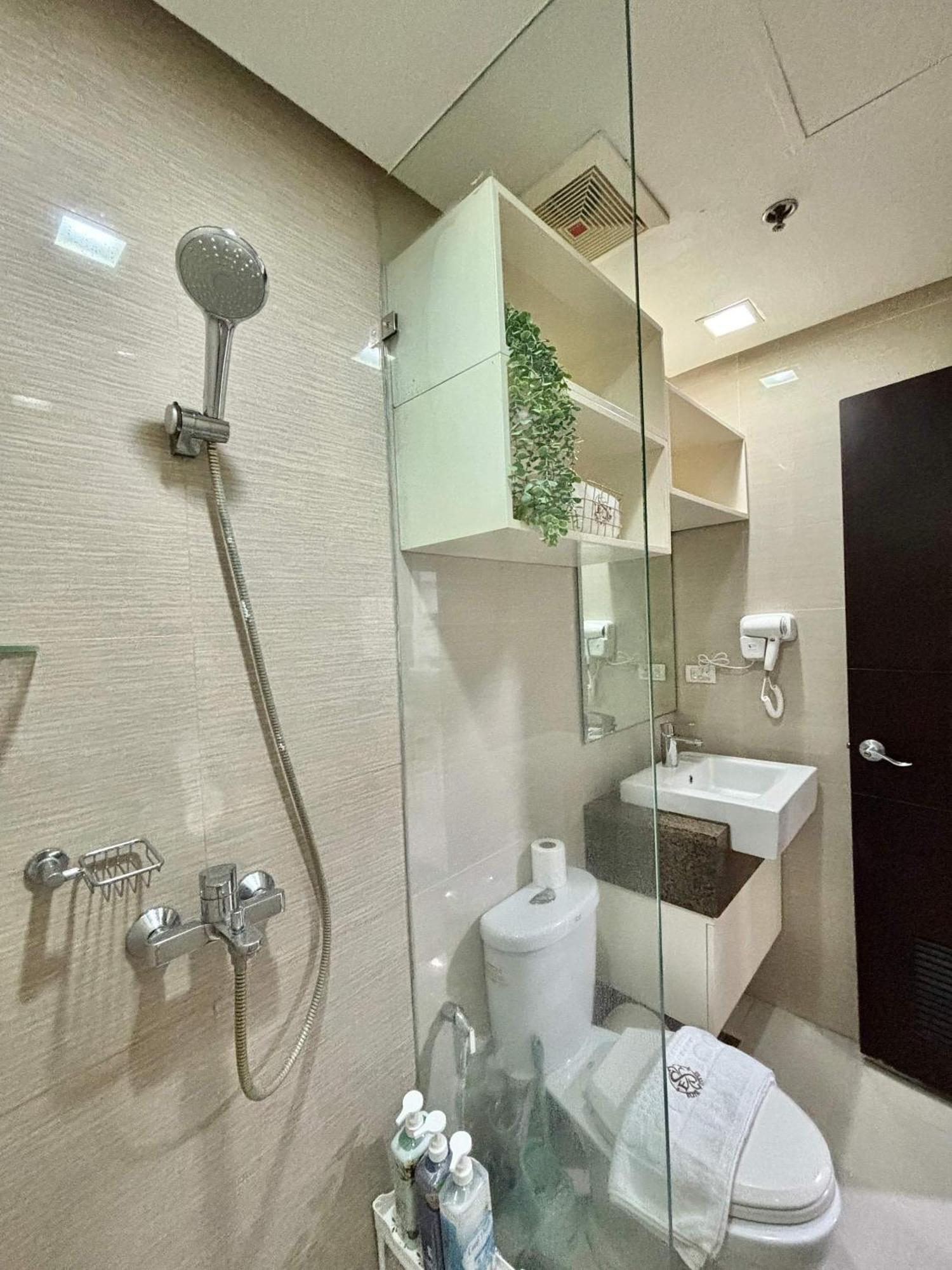 Greenbelt Hamilton Tower 1 San Pedro Makati Exterior foto